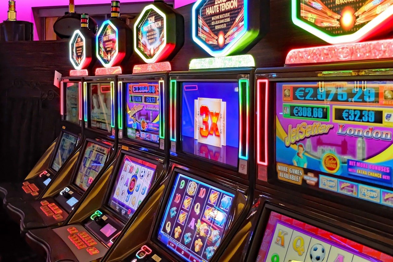 Casino table games and live dealer interface on 123ph